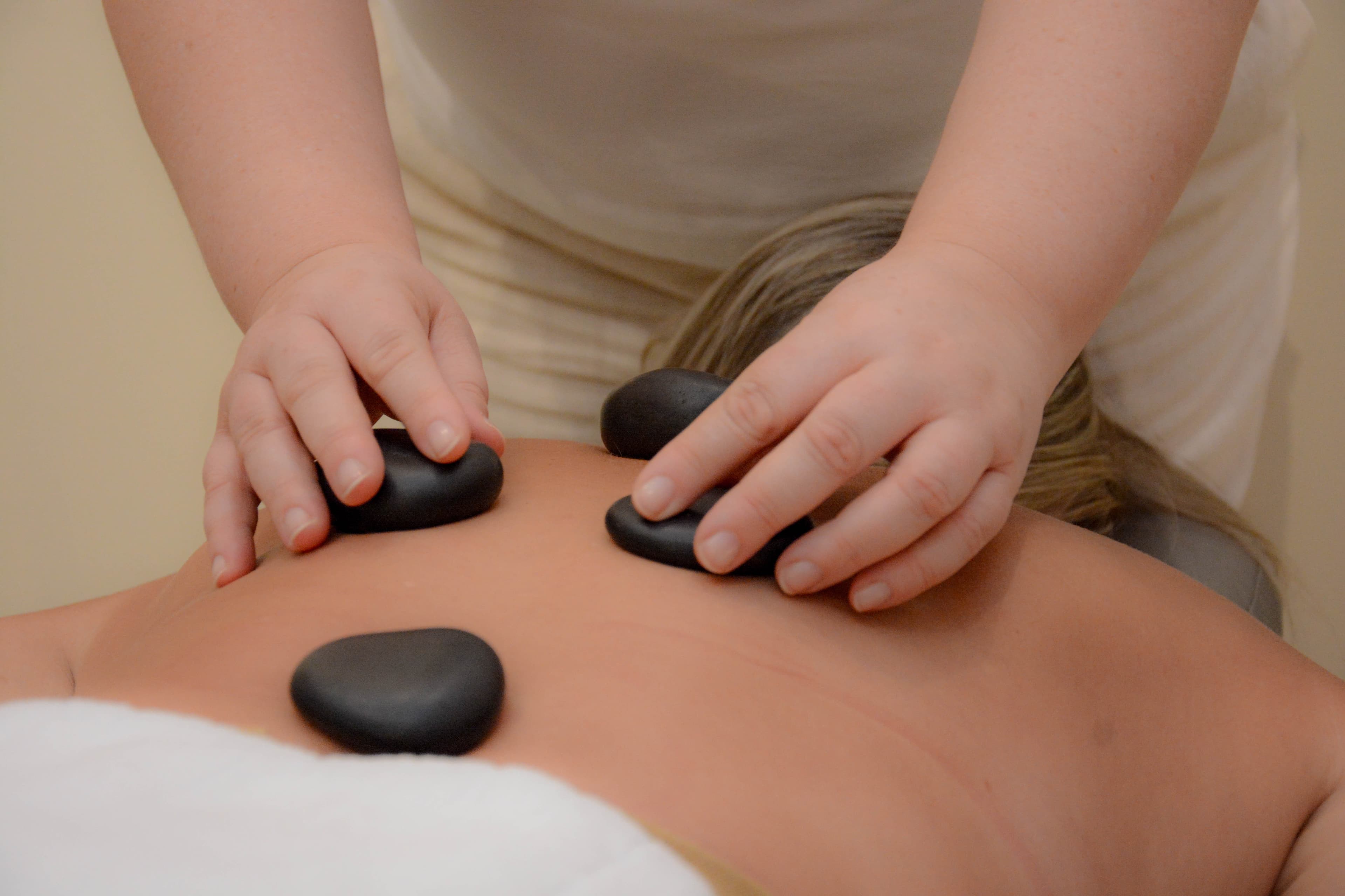 Profissional realizando uma massagem terapêutica